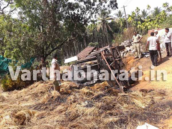 ವೇಣೂರು : ವಿದ್ಯುತ್ ತಂತಿ ತಗುಲಿ ಬೈಹುಲ್ಲು ಸಾಗಾಟದ ಪಿಕಪ್ ಗೆ ಬೆಂಕಿ
